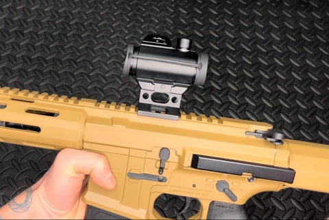 Compact reflex optic with anti-reflective lens for clear target acquisition