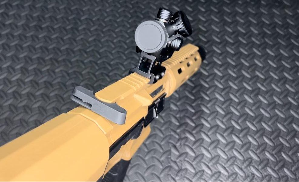 Lightweight holographic red dot sight with adjustable brightness settings